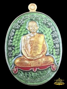 เหรียญเจริญพร ไตรมาส ปี 2560  เนื้อฝาบาตรลงยาจีวรเหลืองพื้นเขียว โต๊ะแดง
