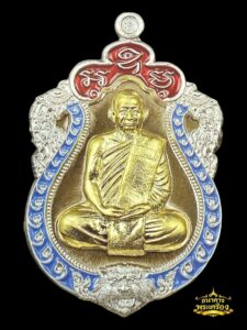 เหรียญเสมาหัวสิงห์ ปี 2560 เนื้อมวลสารชินบัญชร ขอบเงินหน้ากากฝาบาตรลงยา ๒ สี แดง ฟ้า หน้า