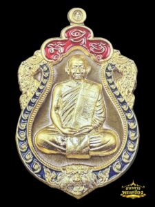 เหรียญเสมาหัวสิงห์ ปี 2560 เนื้อมวลสารชินบัญชร หน้ากากทองคำขอบทองคำลงยา ๒ สี แดง น้ำเงิน